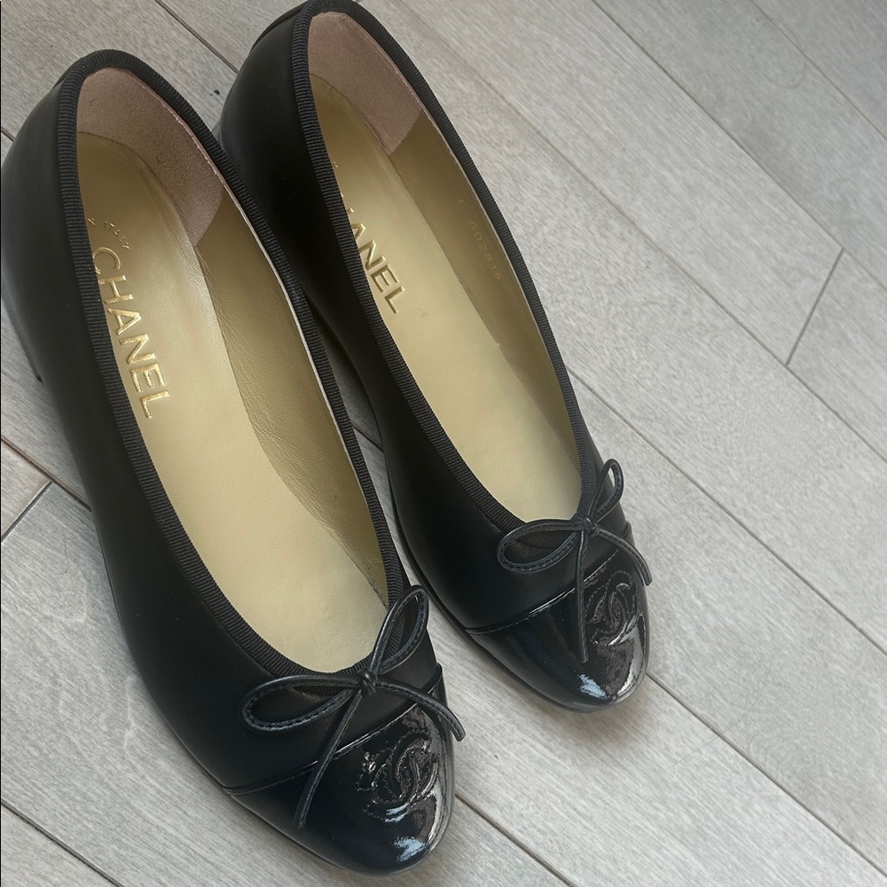 CHANEL Black Leather Cap-Toe Ballet Flats with CC Logo - Picture 5 of 12